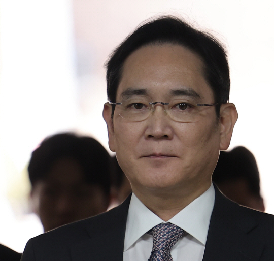 이재용 삼성전자 회장이 25일 오후 서울 서초구 서울중앙지방법원에서 열린 삼성 부당 합병 혐의 관련 2심 공판에 출석하고 있다. 연합뉴스