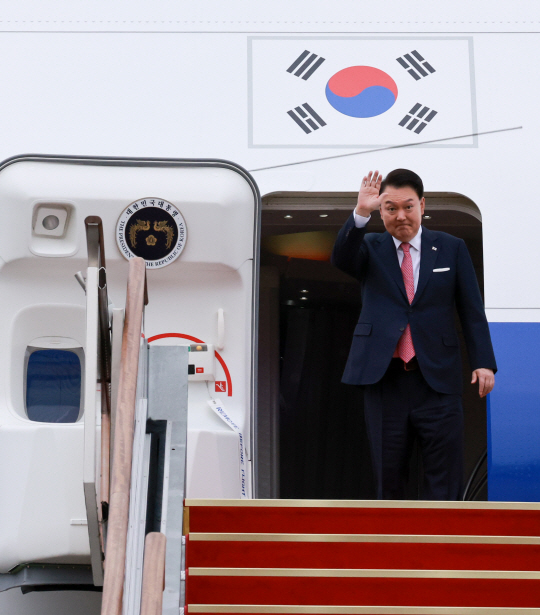 윤석열 대통령이 지난 14일 성남 서울공항에서 31차 아시아태평양경제협력체(APEC) 및 19차 주요 20개국(G20) 정상회의 참석을 위해 출국하며 전용기인 공군 1호기에 올라 인사하고 있다. 연합뉴스