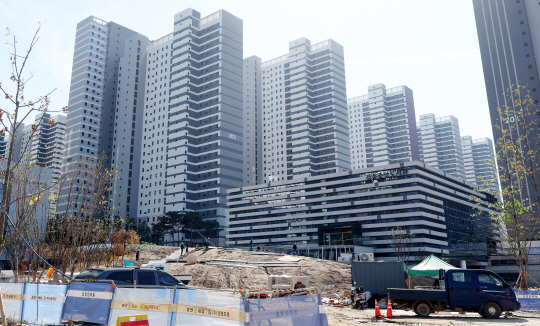 지난달 25일 오후 서울 강동구 둔촌주공  재건축(올림픽파크포레온) 단지에서 중단됐던 기반시설 공사가 재개되고 있는 모습.둔촌주공 재건축(올림픽파크포레온) 단지는 둔촌주공 재건축 조합과 기반시설을 담당했던 시공사 3곳이 공사비 210억원 증액에 합의함에 따라 공사를 이어가게 됐다. 뉴시스