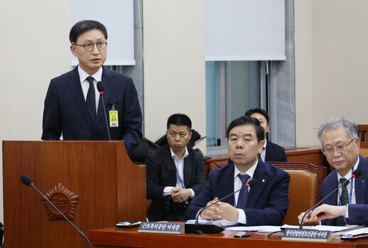 윤태양 삼성전자 부사장(맨 왼쪽)이 지난달 22일 국회에서 열린 환경노동위원회 국정감사에 출석해 의원 질의에 답하고 있는 모습. 연합뉴스