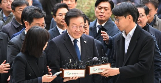 공직선거법 위반 사건 1심에서 징역형의 집행유예를 선고받은 더불어민주당 이재명 대표가 25일 오후 서울 서초구 서울중앙지법에서 열린 ‘위증교사’ 혐의 사건 1심 선고 공판에 출석하며 법정으로 향하고 있다. 연합뉴스