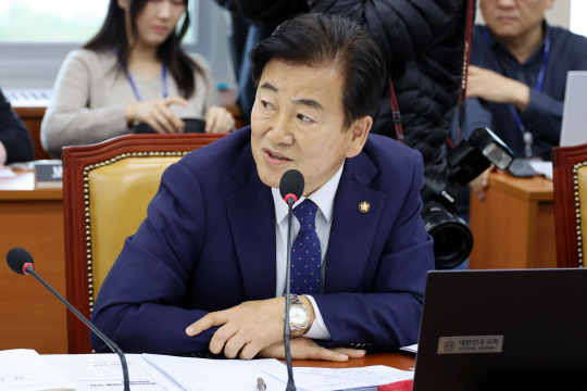 정동영 더불어민주당 의원이 지난 10월 21일 오전 서울 여의도 국회에서 열린 과학기술정보방송통신위원회의 방송통신심의위원회에 대한 국정감사에서 류희림 방송통신심의위원장에게 질문하고 있다. 뉴시스