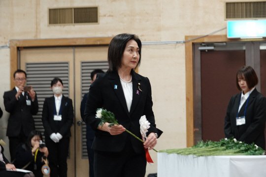 이쿠이나 아키코 일본 외무성 정무관이 24일 오후 니가타현 사도섬 서쪽에 있는 사도시 아이카와개발종합센터에서 열린 ‘사도광산 추모식’에서 헌화하고 있다. 연합뉴스