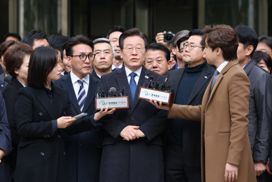더불어민주당 이재명 대표가 25일 오후 서울 서초구 서울중앙지법에서 열린 ‘위증교사’ 혐의 사건 1심 선고 공판에서 무죄선고를 받은 뒤 취재진에게 입장을 밝히고 있다. 연합뉴스