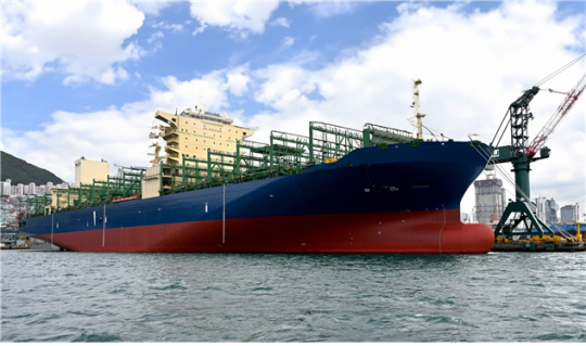 HJ중공업이 건조한 7900TEU급 컨테이너선. HJ중공업 제공