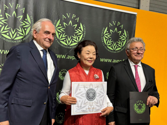 지리산 청강원이 최근 프랑스 비정부·비영리 단체 AVPA가 주최하는 세계 차(Teas of the World) 품평회에서 은상을 수상하고 있다. 산청군청 제공