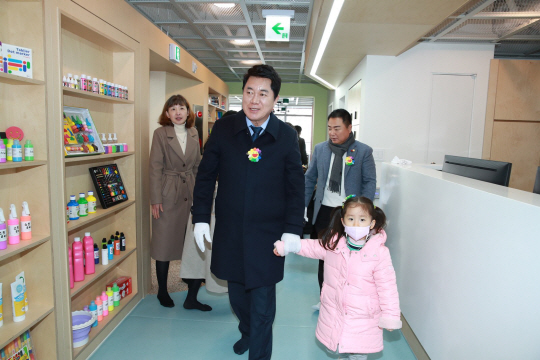 박준희(앞줄 왼쪽) 관악구청장이 어린이와 함께 서울형 키즈카페 난곡동점 내부를 둘러보고 있다. 관악구청 제공