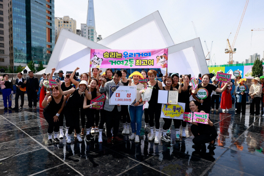 향나무청년봉사단이 지난해 열린 자치회관 경연대회 ‘트램펄린 점핑’ 대회에서 대상을 수상하고 서강석(가운데) 송파구청장과 기념촬영을 하고 있다. 송파구청 제공