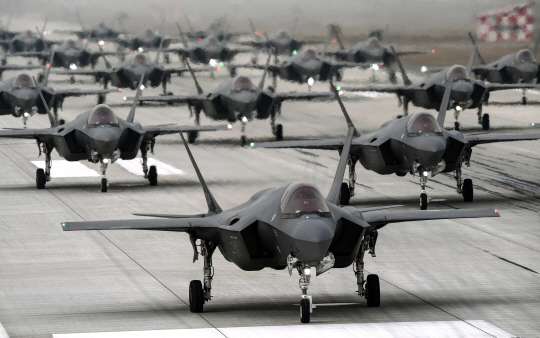 2022년 3월25일 청주기지에서 공군의 F-35A 스텔스 전투기가 한꺼번에 활주로에 도열하는 일명 ‘엘리펀트 워크’(Elephant Walk·코끼리 걸음) 훈련으로 대북 무력시위를 하고 있다. 공군 제공