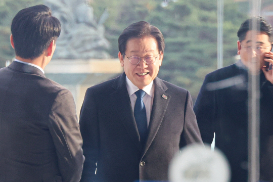 위증교사 혐의 사건 1심 선고에서 무죄 판결을 받은 이재명 더불어민주당 대표가 25일 오후 국회로 복귀하며 미소짓고 있다. 뉴시스