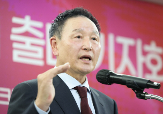 허정무 전 축구대표팀 감독이 25일 서울 송파구 오륜동 올림픽파크텔에서 제55대 대한축구협회장 선거 출마를 선언하고 있다. 뉴시스