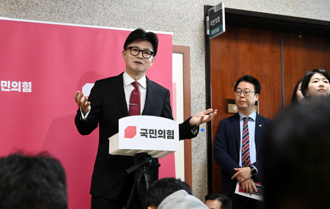 한동훈 국민의힘 대표가 25일 오전 국회에서 최고위원회의를 마친 뒤 당원게시판 논란에 관해 말하고 있다.  곽성호 기자
