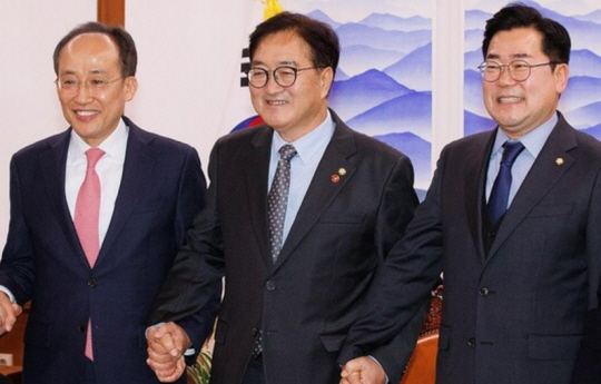 추경호 국민의힘 원내대표(왼쪽부터), 우원식 국회의장, 박찬대 더불어민주당 원내대표가 26일 서울 여의도 국회에서 채상병 순직사건 국정조사 특위 가동 등 현안을 논의하기 위한 여야 원내대표 회동에 앞서 기념촬영을 하고 있다. 연합뉴스
