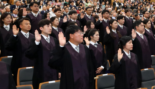 지난 10월 4일 오후 서울 서초구 대법원에서 열린 신임 법관 임명식에서 신임 법관들이 선서를 하고 있다. 뉴시스