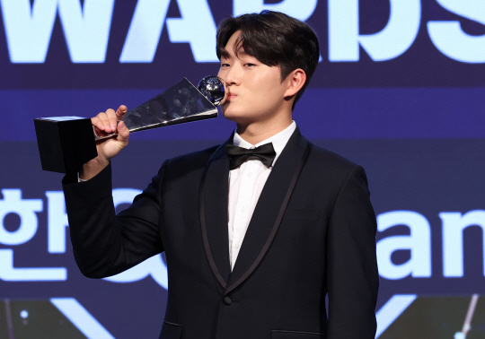 26일 오후 서울 송파구 롯데호텔 월드에서 열린 ‘2024 신한 SOL뱅크 KBO 시상식’에서 신인상을 수상한 두산 김택연이 포즈를 취하고 있다.뉴시스