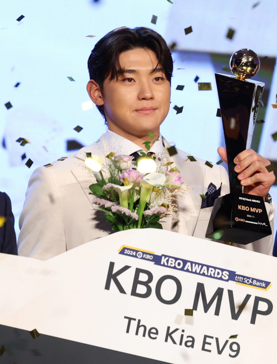 26일 오후 서울 송파구 롯데호텔 월드에서 열린 ‘2024 신한 SOL뱅크 KBO 시상식’에서 MVP를 수상한 KIA 김도영이 허구연 KBO 총재로 부터 트로피를 받은 후 기념촬영을 하고 있다.뉴시스