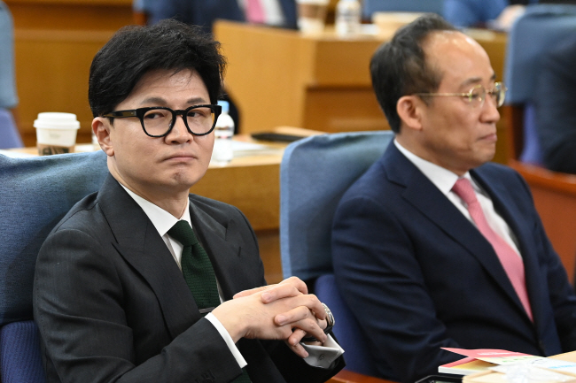 한동훈(왼쪽) 국민의힘 대표와 추경호 원내대표가 26일 오전 국회 의원회관에서 열린 ‘국민의힘 초선의원 공부모임 네 번째-지방시대, 지속가능한 대한민국 성장 동력’에 참석해 서로 다른 곳을 바라보고 있다. 박윤슬 기자