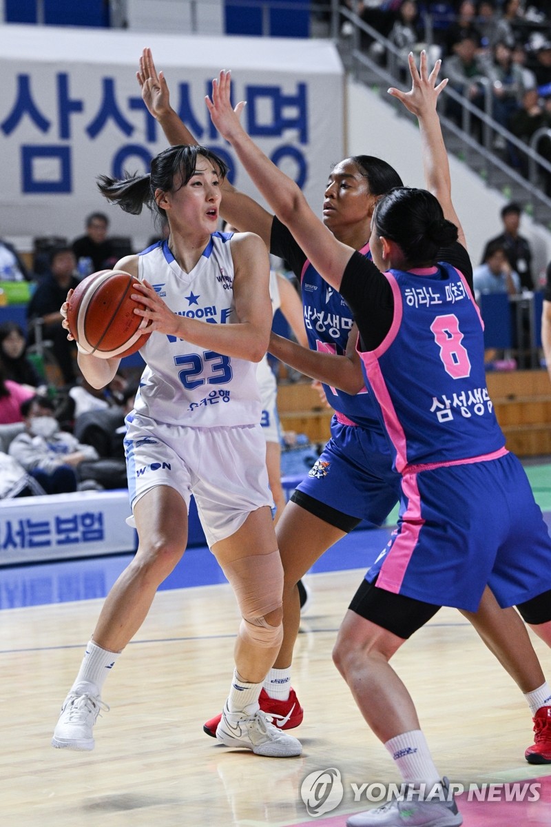 (서울=연합뉴스) 25일 경기도 용인실내체육관에서 열린 하나은행 2024~2025 여자프로농구 용인 삼성생명 대 아산 우리은행 경기. 삼성생명 미츠키(오른쪽), 키아나스미스가 우리은행 김단비를 협력수비하고 있다. 2024.11.25 [WKBL 제공. 재판매 및 DB 금지]