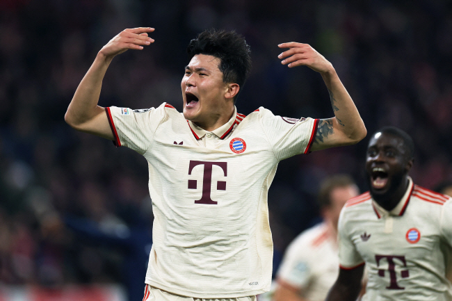 바이에른 뮌헨의 김민재가 27일 오전(한국시간) 독일 뮌헨의 알리안츠 아레나에서 열린 UEFA 챔피언스리그 리그 페이즈 5차전에서 전반 38분 선제 결승골을 넣은 후 포효하고 있다. AFP 연합뉴스