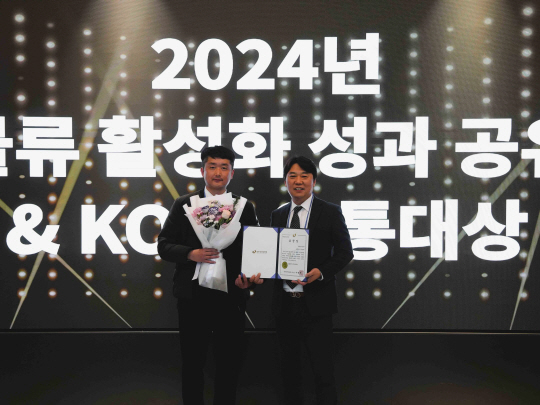 코레일유통이 ‘제30회 KOSA 유통대상’에서 동반성장위원장상을 수상하고 있다. 코레일유통 제공