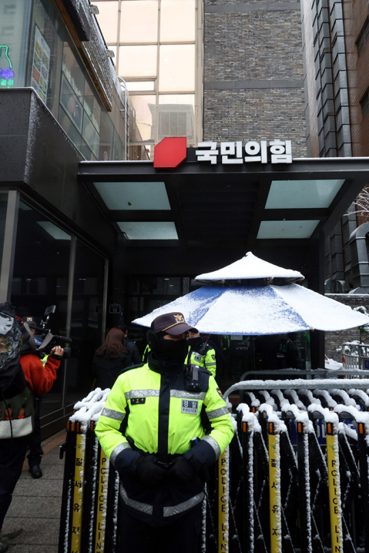 검찰이 ‘명태균 공천개입 의혹’과 관련해 27일 오전 서울 여의도 국민의힘 중앙당사를 압수수색을 하고 있다. 사진은 국힘 중앙당사 모습. 뉴시스