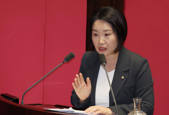 이소영 더불어민주당 의원이 지난 9월 11일 오후 서울 여의도 국회에서 열린 제418회국회(정기회) 제6차 본회의 대정부질문(경제)에서 한덕수 국무총리에게 질의를 하고 있다. 뉴시스