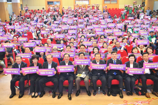 지난 8월 27일 부산시청 대강당에서 열린 ‘부산글로벌허브도시 범시민추진협의회’ 출범식에서 참석자들이 특별법 연내 국회 통과를 촉구하고 있다. 부산시청 제공