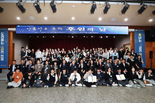 유성훈(두번째줄 왼쪽 일곱번째) 서울 금천구청장과 (재)금천미래장학회 관계자, 지역 학생 등이 25일 열린 ‘금천미래장학회 -아름다운 동행, 후원의 날’행사에서 기념촬영을 하고 있다. 금천구청 제공