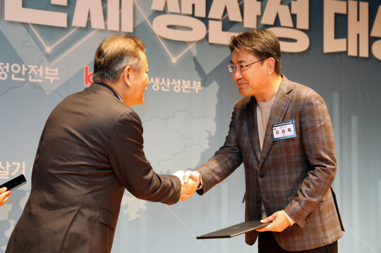 오승록(오른쪽) 서울 노원구청장이 26일 열린 제14회 지방자치단체 생산성대상에서 이상민 행정안전부 장관으로 부터 문화분야 행정안전부 장관 표창을 수상하고 있다. 노원구청 제공