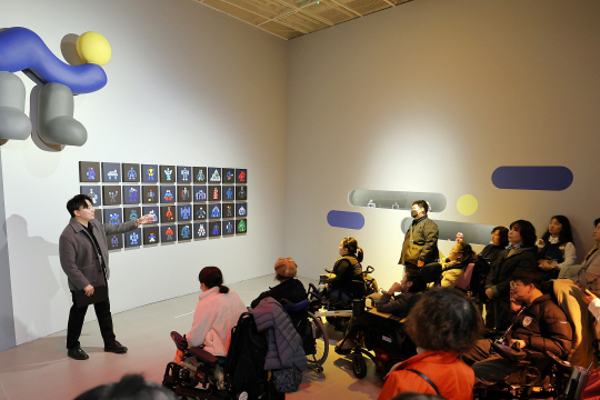 지난 3월 열린 장애인문화데이에 참여한 장애인들이 미술관에서 즐거운 시간을 보내고 있다. 송파구청 제공