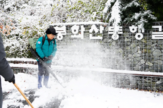 류경기 중랑구청장이 27일 오전 봉화산 등산로에서 제설작업을 하고 있다. 중랑구청 제공