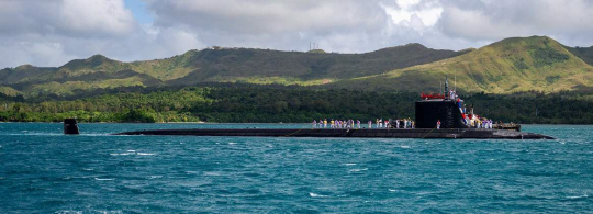 미 해군의 버지니아급 핵추진 공격잠수함인 미네소타함(SSN-783) 26일(현지시간) 괌 해군 기지에 입항하고 있다. 미네소타함은 괌 기지에 전진배치된 첫번째 버지니아급 공격 핵잠이다. 미 인도태평양사령부 홈페이지 캡처