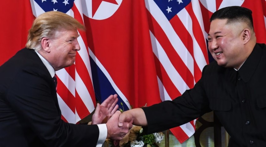 지난 2019년 2월 당시 미국 대통령이었던 도널드 트럼프 대통령 당선인과 김정은 북한 국무위원장이 베트남 하노이에서 만나 악수하는 모습. AFP