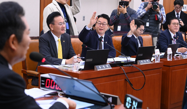 27일 오전 국회 법제사법위원회 전체회의에서 국민의힘 의원들이 손을 들어 반대 토론을 신청하고 있다.  곽성호 기자