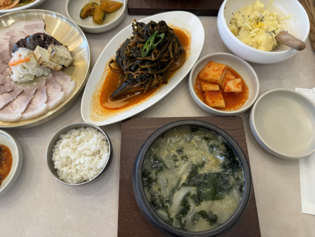 민어를 우려내 만드는 제주 향토 음식인 어곰탕 상차림.