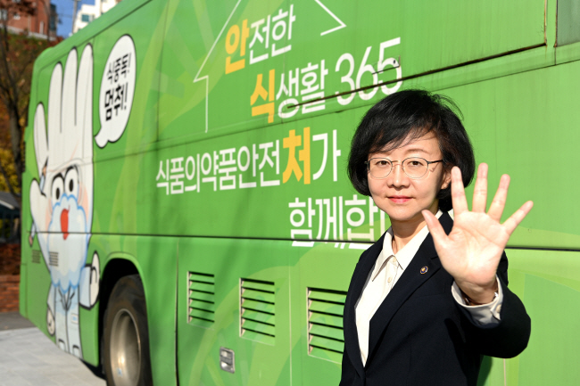 오유경 식품의약품안전처장이 지난 22일 서울 양천구 목동 서울지방식품의약품안전청에 주차된 식중독신속검사버스 앞에서 ‘식중독! 멈춰!’ 동작을 시연하고 있다.  문호남 기자