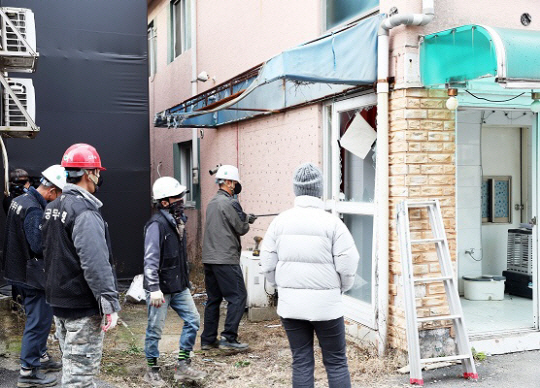 경기 파주시 관계자들이 유관기관의 협조를 받아 연풍리 성매매 집결지 내 불법건축물 4개 동에 대한 강제철거 행정대집행을 하고 있다. 파주시 제공