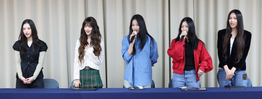 걸그룹 뉴진스가 28일 오후 서울 강남구 스페이스쉐어 삼성역센터에서 열린 전속계약 해지 관련 기자회견에서 입장을 밝히고 있다. 연합뉴스.