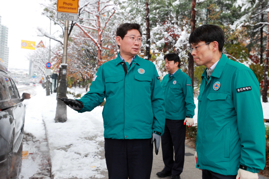 28일 경기 용인시 기흥구의 한 도로에서 이상일(왼쪽 첫번째) 용인시장이 시청 공무원과 도로 상황을 시찰하고 있다. 용인시청 제공