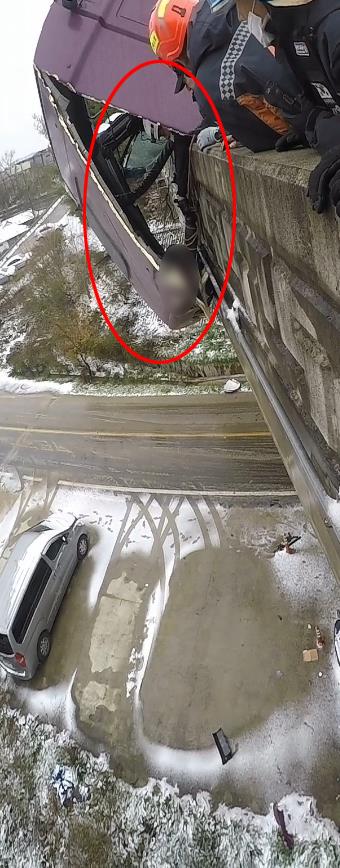 119구급대원이 28일 교량에서 발생한 눈길 교통사고로 위기에 처한 운전기사를 구조하고 있다. 연합뉴스