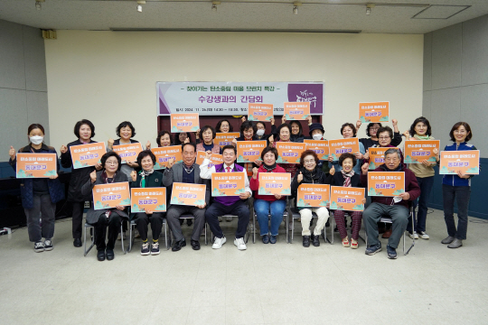 이필형(앞줄 왼쪽 네 번째) 동대문구청장이 지난 26일 찾아가는 탄소중립 마을 브런치 간담회에서 참석자들과 기념사진을 찍고 있다. 동대문구청 제공