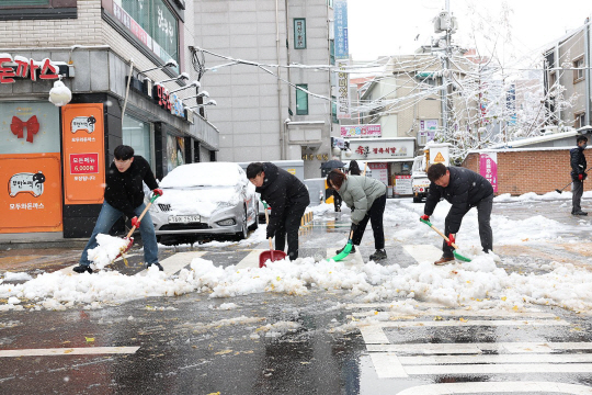 서울 은평구 직원들이 지난 27일 관내 도로에서 제설작업을 하고 있다. 은평구청 제공