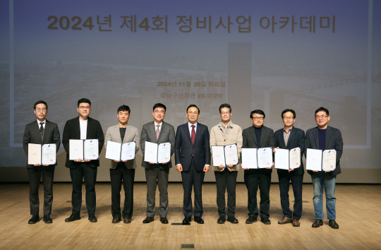 조성명(가운데) 강남구청장이 새롭게 위촉한 자문위원들과 기념사진을 찍고 있다. 강남구청 제공
