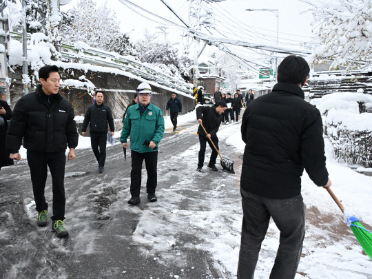 오세훈(왼쪽) 서울시장이 28일 오전 종로구 부암동 일대를 찾아 제설 작업 진행 상황을 확인하고 있다. 서울시청 제공
