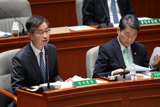 최재해(왼쪽) 감사원장이 지난 14일 국회에서 열린 예산결산특별위원회 전체회의에서 의원 질의에 답변하고 있다. 뉴시스
