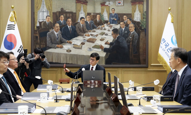 이창용 한국은행 총재가 28일 서울 중구 한국은행에서 열린 금융통화위원회에서 의사봉을 두드리고 있다. 이날 한은 금통위는 기준금리를 연 3.25%에서 연 3.00%로 0.25%포인트 인하했다. 사진공동취재단