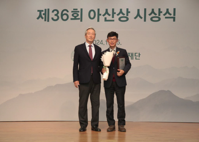 정몽준(왼쪽) 아산사회복지재단 이사장과 임현석 베데스다 메디컬센터 원장이 지난 25일 서울 송파구 아산생명과학연구원 강당에서 열린 제36회 아산상 시상식에서 기념촬영을 하고 있다. 아산사회복지재단 제공