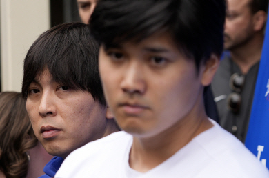 지난 2월 MLB LA 다저스 스프링캠프 당시 오타니 쇼헤이(오른쪽)와 미즈하라 잇페이가 기자회견에 함께한 모습. AP 연합뉴스