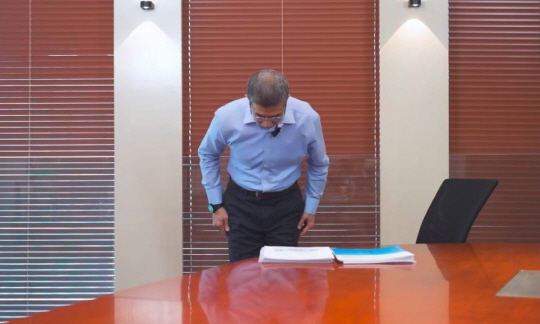 중국 생리대 제조사 ABC 대표가 최근 불거진 생리대 의혹에 공식 사과하고 있다. ABC 웨이보 계정 영상 캡처.