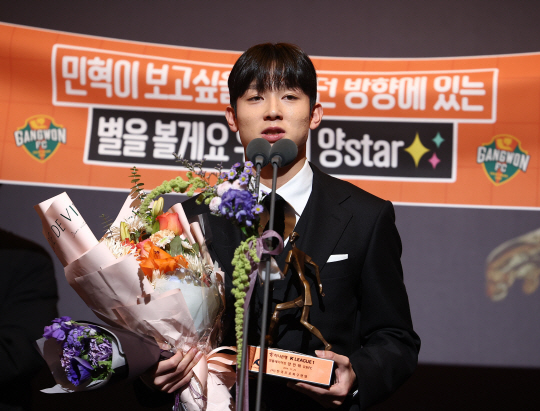 강원 FC의 양민혁이 29일 서울 서대문구 홍은동 스위스 그랜드 호텔에서 열린 ‘하나은행 K리그 2024 대상 시상식’에서 영플레이어상을 받은 후 소감을 말하고 있다. 연합뉴스